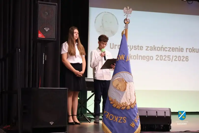 Uroczyste zakończenie roku szkolnego w Kaczorach – pożegnanie ósmoklasistów i emerytowanych nauczycieli
