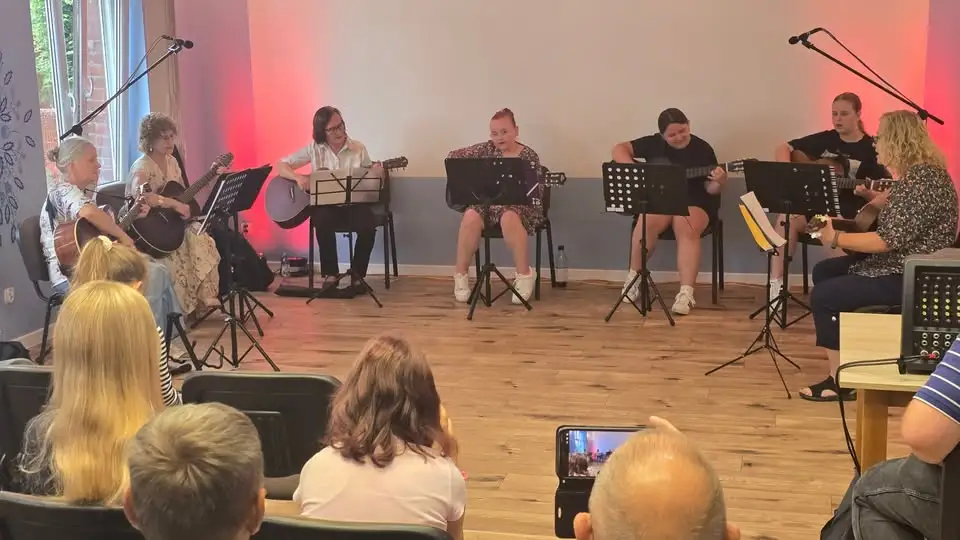 Muzyczny wieczór w Łobżenicy: koncert grupy gitarowej zachwycił publiczność