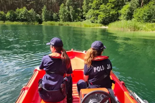Wspólne patrole strażaków i policji nad jeziorem Płocie w Pile