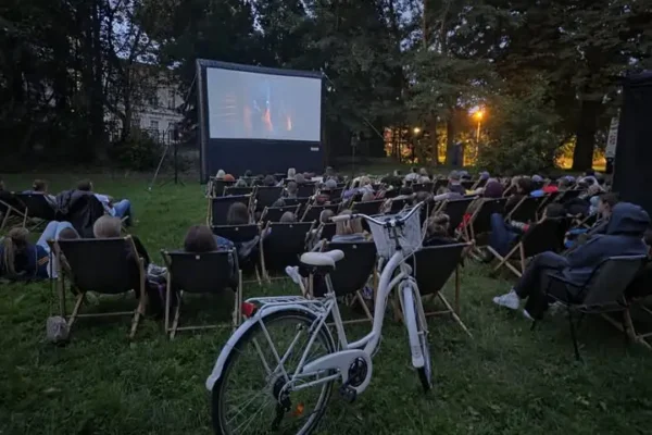 Kino plenerowe w Pile – zabrakło leżaków, ale można przynieść własne