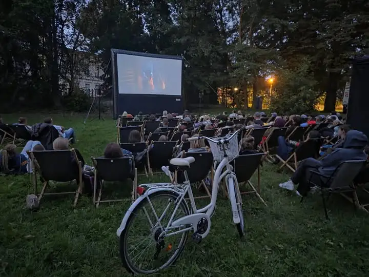 Kino plenerowe w Pile – zabrakło leżaków, ale można przynieść własne