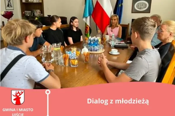 Młodzież z Ujścia rozmawia z burmistrz o sprawach ważnych dla młodego pokolenia