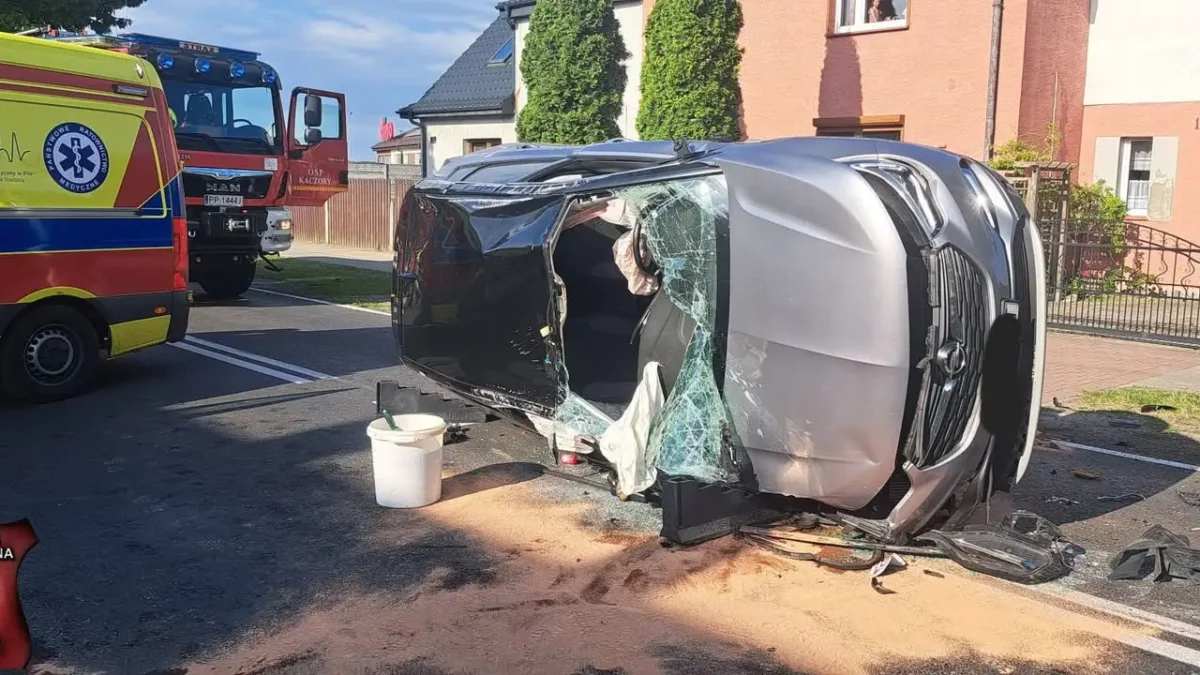 Dachowanie samochodu w Kaczorach – interwencja straży pożarnej
