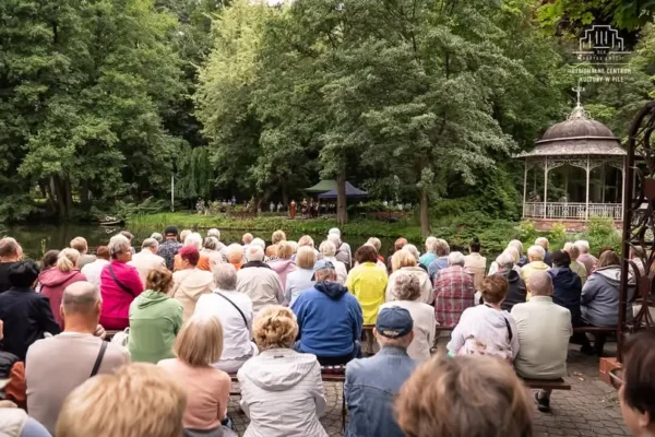 Parkowe Spotkania w Pile: Koncert „Rewia wspomnień” przyciągnął miłośników polskiej piosenki