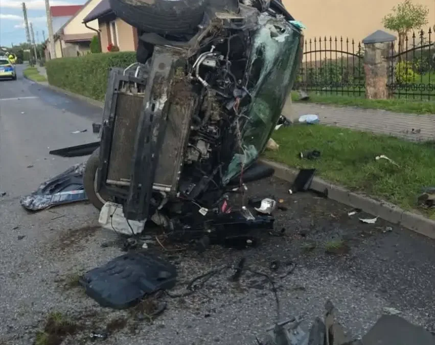 Dachowanie samochodu w Rzadkowie. Interweniowały trzy zastępy straży pożarnej