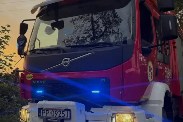 Plama substancji ropopochodnej na DW 194 – interwencja OSP Wyrzysk i Osiek nad Notecią