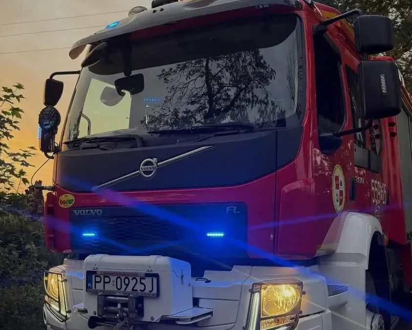 Plama substancji ropopochodnej na DW 194 – interwencja OSP Wyrzysk i Osiek nad Notecią