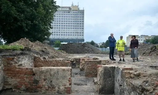 Archeologiczne odkrycia na placu Zwycięstwa w Pile – historia miasta odsłania tajemnice