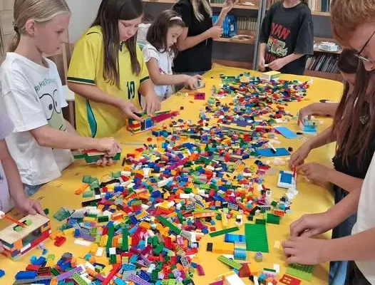 Wakacyjne warsztaty LEGO w Miasteczku – kreatywna zabawa i integracja
