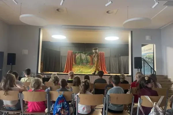 Wakacyjne zajęcia w Miasteczku Krajeńskim: teatr i zabawa w parku