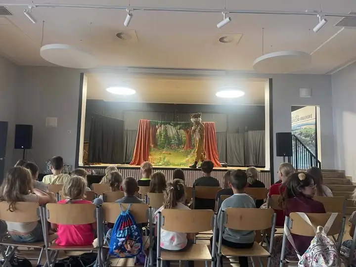 Wakacyjne zajęcia w Miasteczku Krajeńskim: teatr i zabawa w parku