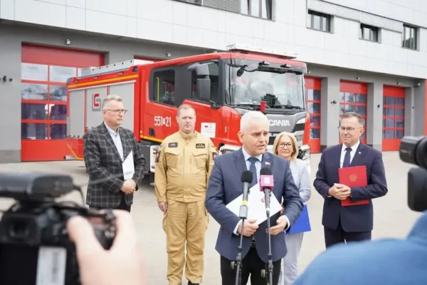 Nowy wóz strażacki dla Piły – konferencja o bezpieczeństwie