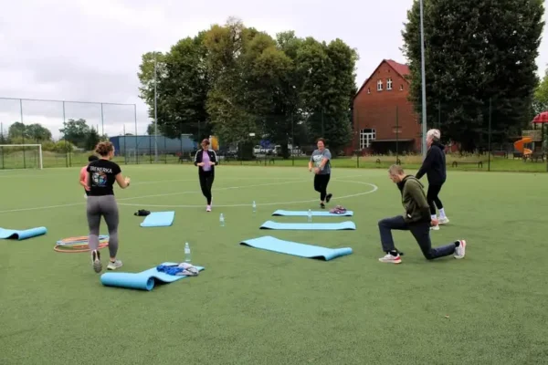 Aktywny Orlik w Nowej Wsi Ujskiej: fitness, joga i piłka nożna dla całych rodzin