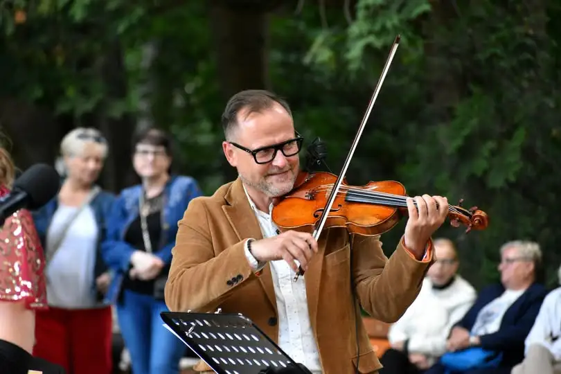 Parkowe spotkania w rytmie dawnych dancingów – relacja z koncertu