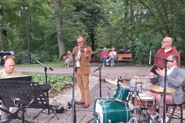 Parkowe Spotkania w Pile: Wieczór w rytmie dawnych dancingów