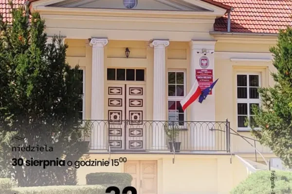 Koncert młodych pianistów przed pałacem w Krajence