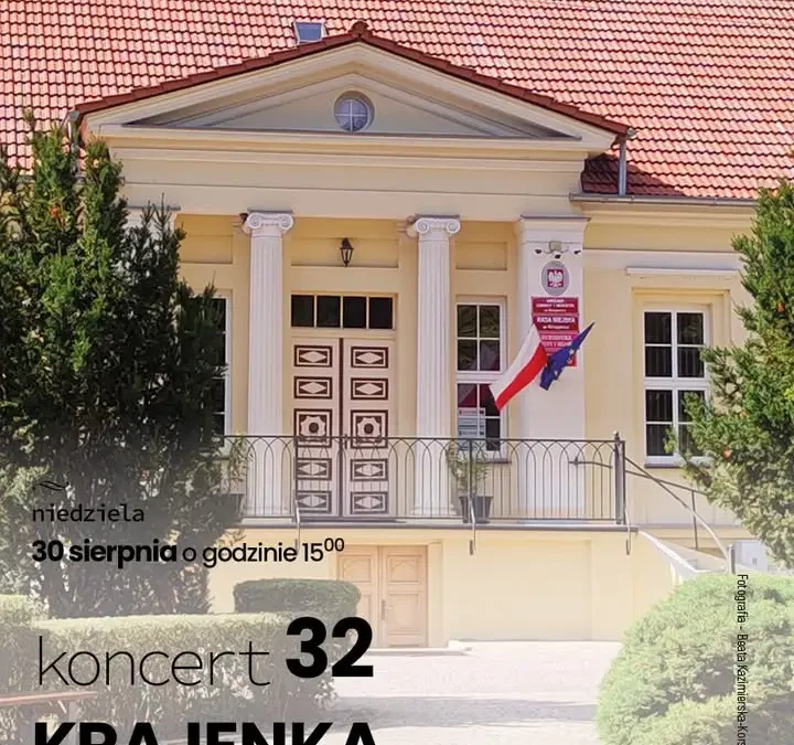 Koncert młodych pianistów przed pałacem w Krajence