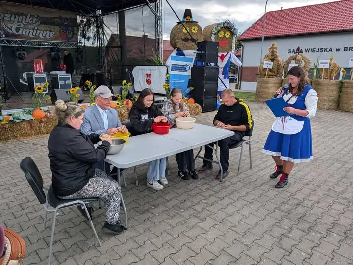 Dożynkowe konkurencje w Miasteczku Krajeńskim: sport, śmiech i występy