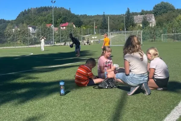 Wakacyjne zajęcia w Grabównie: sport, naleśniki i film
