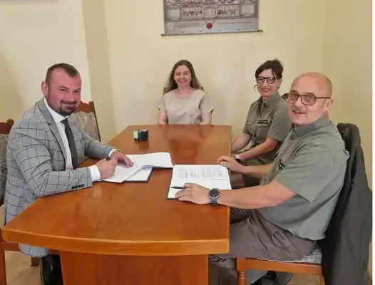 Gmina Krajenka i Nadleśnictwo Złotów podpisały umowę na przebudowę drogi w Paruszce