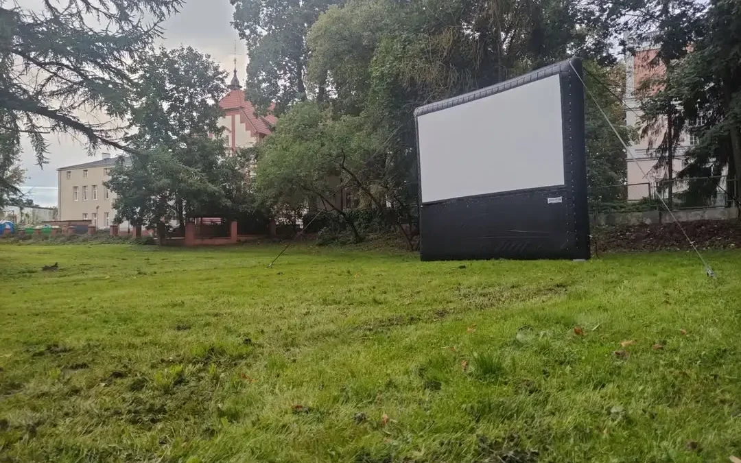 Dziś wieczorem kino plenerowe w Pile: polska komedia „Dalej jazda! 2”