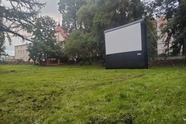 Dziś wieczorem kino plenerowe w Pile: polska komedia „Dalej jazda! 2”
