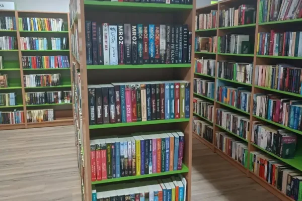 Biblioteka w Miasteczku Krajeńskim zaprasza na „książkobranie” – nowości wydawnicze czekają
