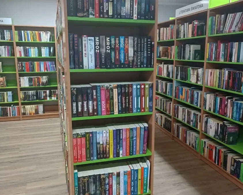 Biblioteka w Miasteczku Krajeńskim zaprasza na „książkobranie” – nowości wydawnicze czekają
