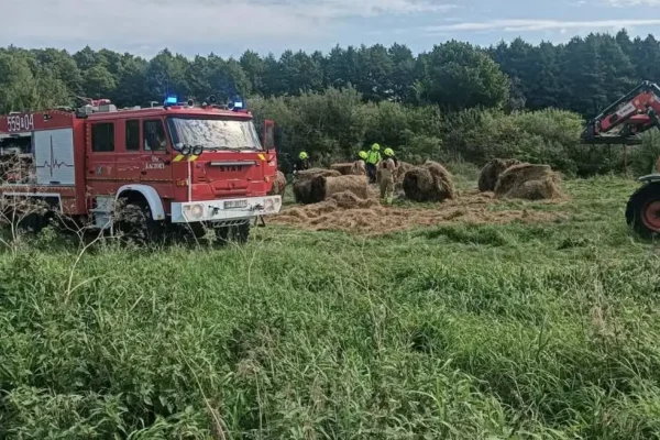 Pożar balotów siana w Dziembowie i dogaszanie pogorzeliska — interwencje strażaków z powiatu pilskiego