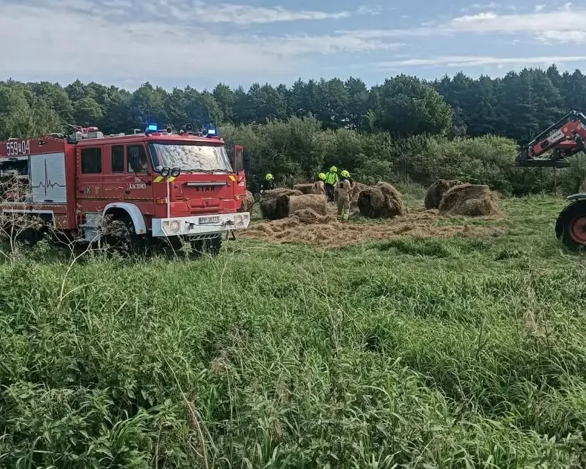 Pożar balotów siana w Dziembowie i dogaszanie pogorzeliska — interwencje strażaków z powiatu pilskiego