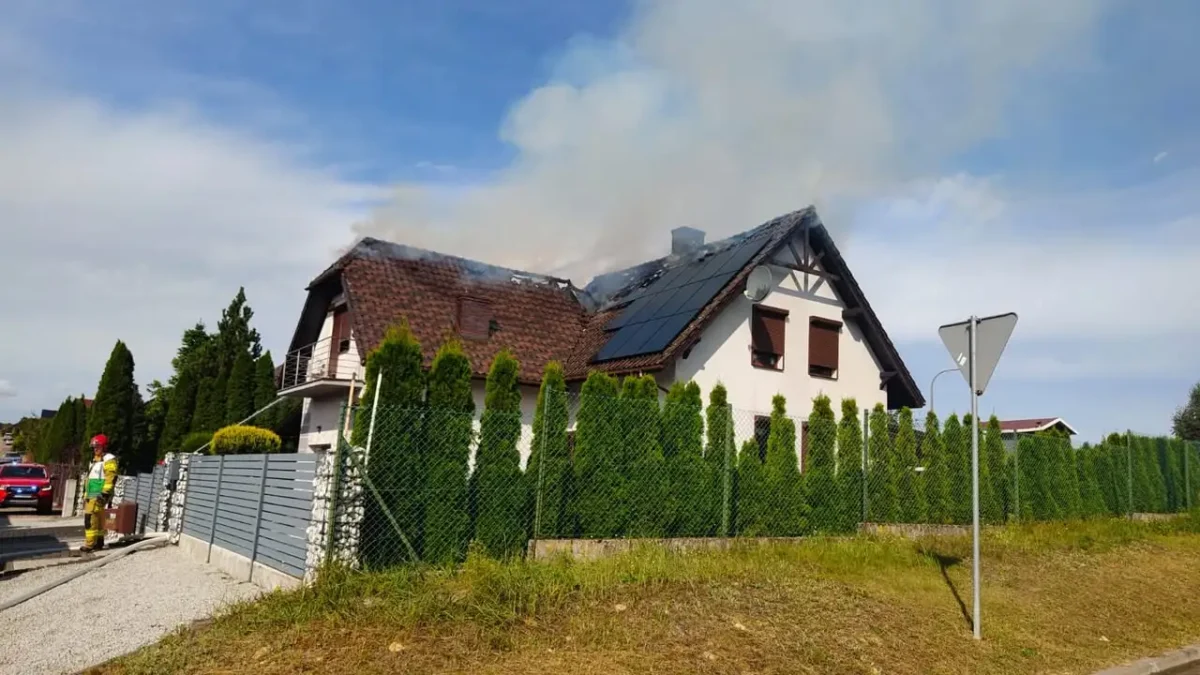Pożar domu jednorodzinnego w Dolaszewie. Działania strażaków trwały kilka godzin