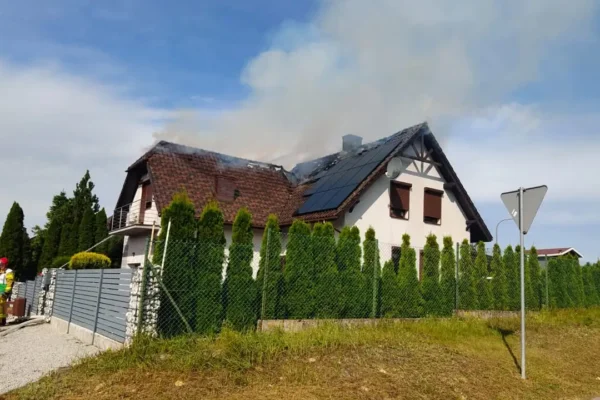 Pożar domu jednorodzinnego w Dolaszewie. Działania strażaków trwały kilka godzin