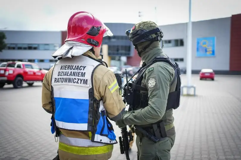 Ćwiczenia służb w Aquaparku w Pile: napastnik, wyciek chemiczny i wspólna akcja strażaków oraz policji