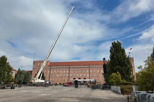 Plac Staszica w Pile: konstrukcja widowiska „ADN Pionowa Odyseja” rośnie przed jutrzejszym spektaklem