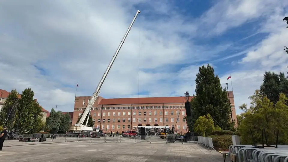 Plac Staszica w Pile: konstrukcja widowiska „ADN Pionowa Odyseja” rośnie przed jutrzejszym spektaklem