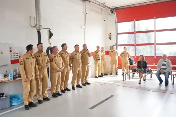 Emerytowani strażacy z Piły odwiedzili nowoczesną strażnicę JRG nr 2