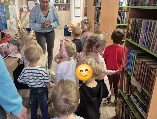 Motylki z wizytą w bibliotece – dzieci poznały zasady wypożyczania książek