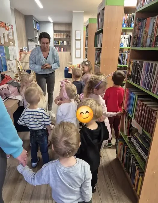 Motylki z wizytą w bibliotece – dzieci poznały zasady wypożyczania książek