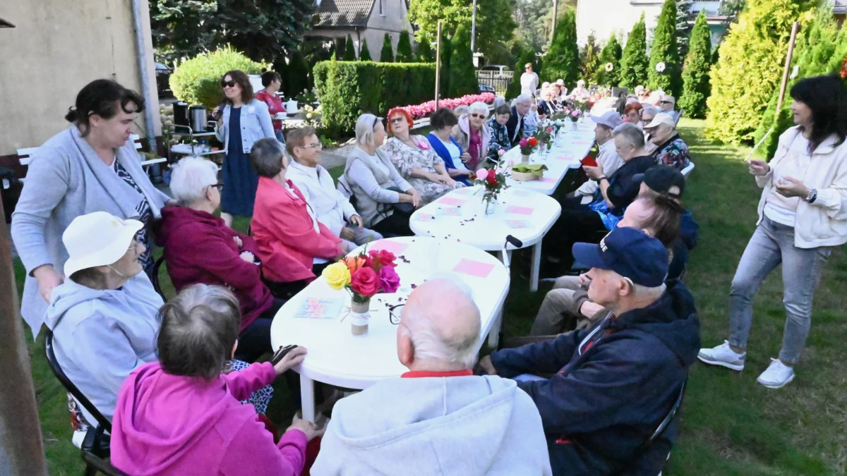 Dzień Róży w Dziennym Domu Pomocy w Pile – seniorzy świętowali z tańcem i ciastkami