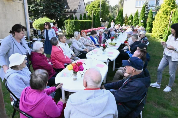 Dzień Róży w Dziennym Domu Pomocy w Pile – seniorzy świętowali z tańcem i ciastkami