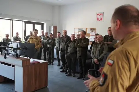 Strażacy z Piły pokazali leśnikom, jak działa Zintegrowany Punkt Alarmowo-Dyspozycyjny
