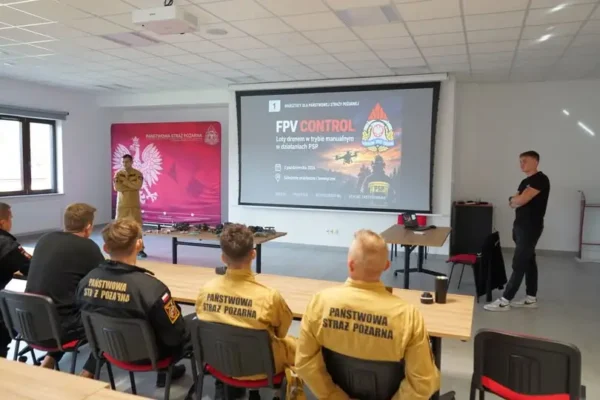 Strażacy z Piły szkoli się z obsługi dronów FPV