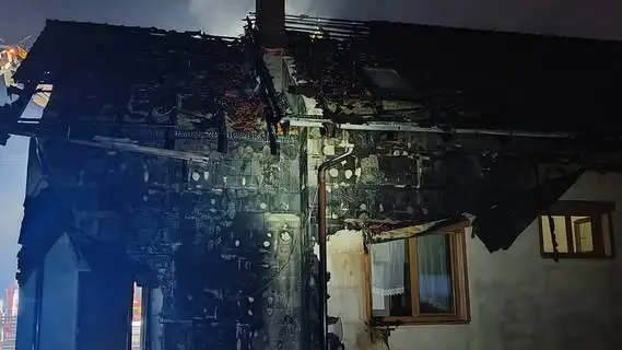 Pożar poddasza w Wiktorówku. Ewakuowano pięć osób, w tym troje dzieci