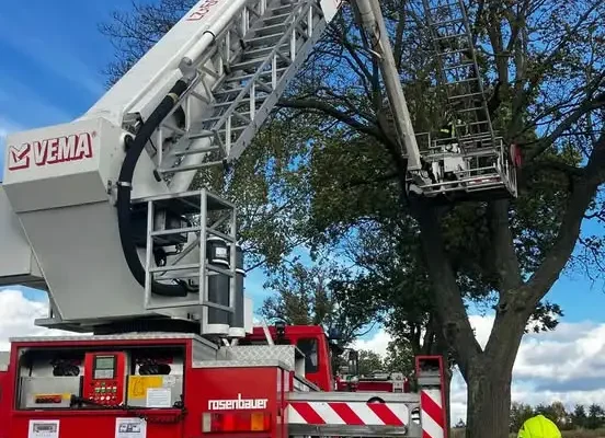 Dwa wyjazdy strażaków z Wyrzyska: alarm czujki w Dębnie i konar nad jezdnią w Szczerbinie
