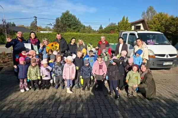 Dzieci ze Skórki zasadziły zieleń przy przedszkolu